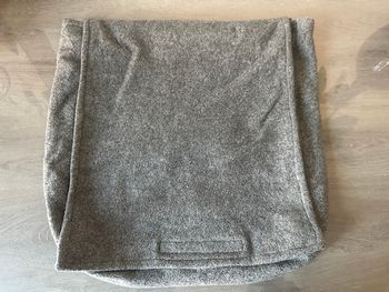 Pochette grise en tissu à scratch