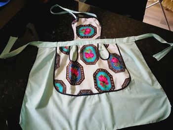 Tablier haut bleu avec une poche au milieu