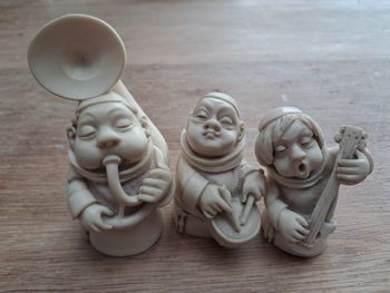 Bustes en albâtre, moines et instruments de musique