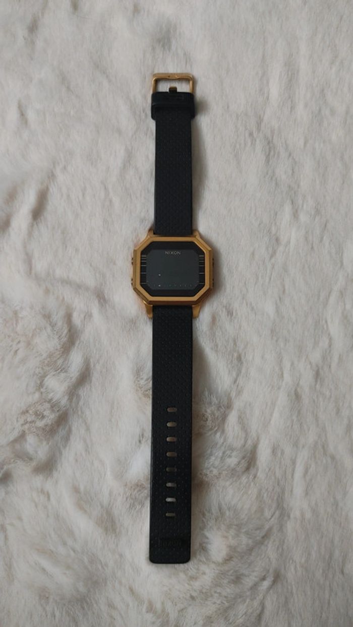 Magnifique montre Nixon en acier inoxydable doré bracelet en silicone noir Leila hurst - photo numéro 8