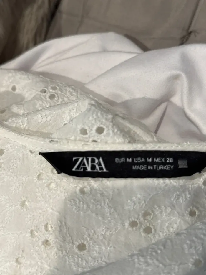 Très jolie blouse en broderie anglaise manches 3/4 - photo numéro 4