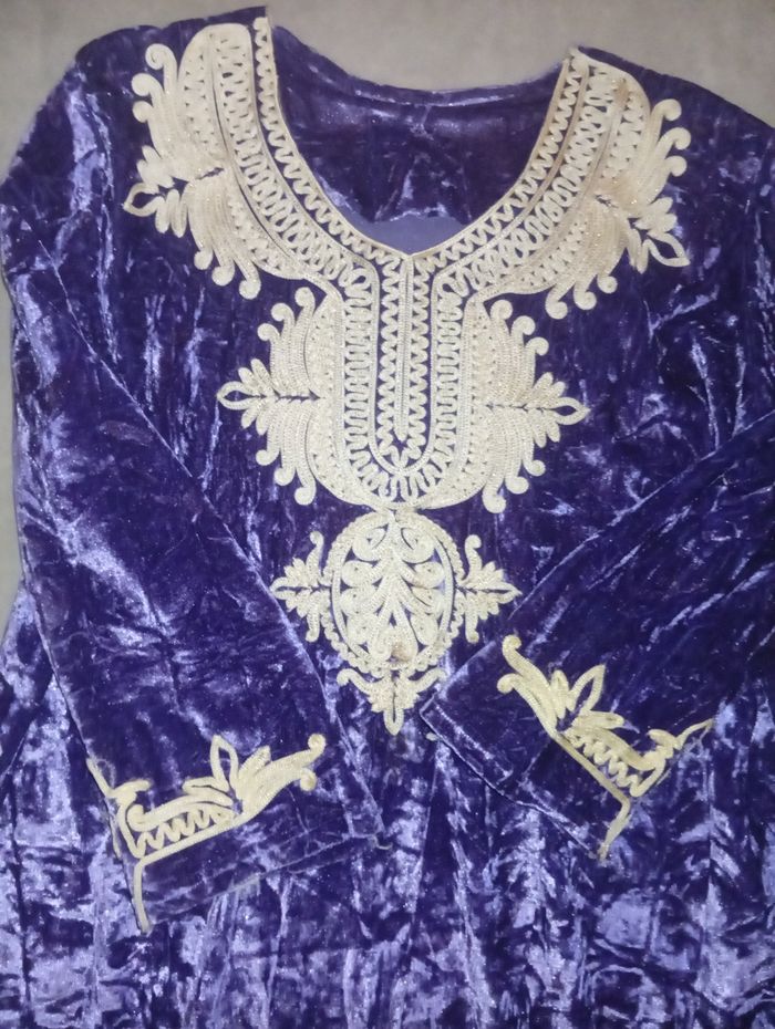 🌺 belle robe de nuit en velours violet et brodée seulement 8 eur 🌺 - photo numéro 2