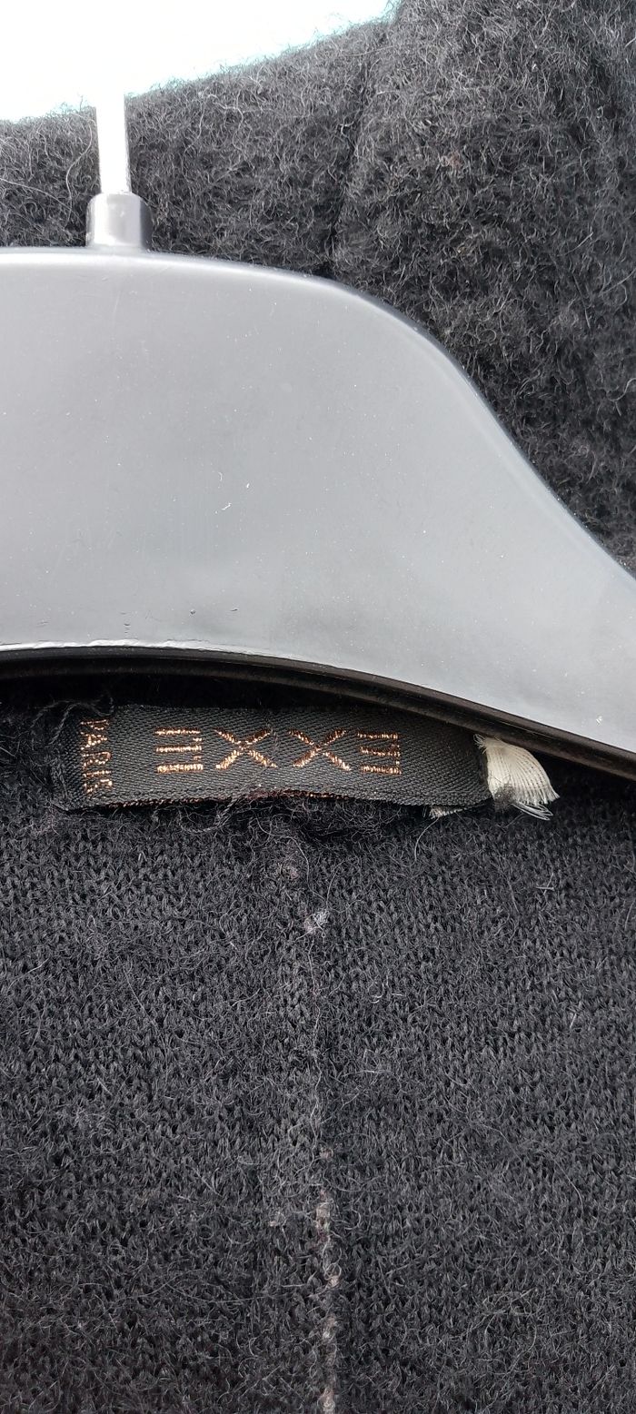 Joli manteau exxe paris en lainage. Avec des volants au col et en bas . Poches  . Bien chaud .3 boutons devant. 70 % de laine taille 40 - photo numéro 9