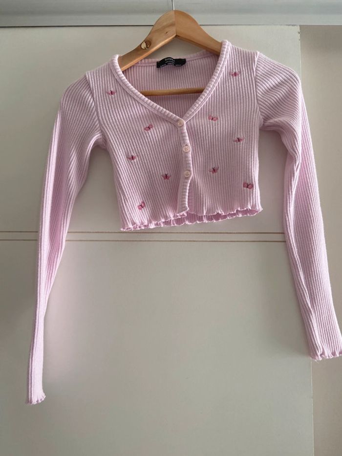 Magnifique gilet court rose brodé papillons bershka