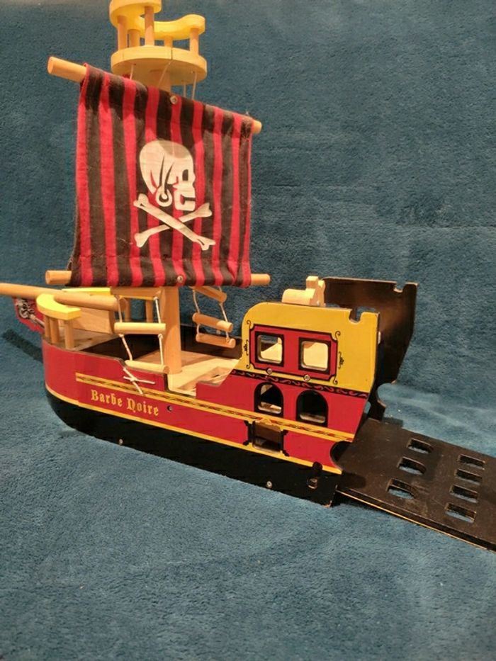 Bâteau pirate Barbe Noire en Bois Pirate Beebs