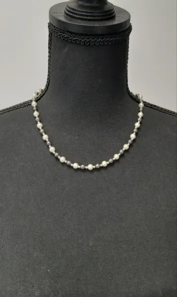 Très joli collier vintage en fausses perles noires, blanches et dorées.