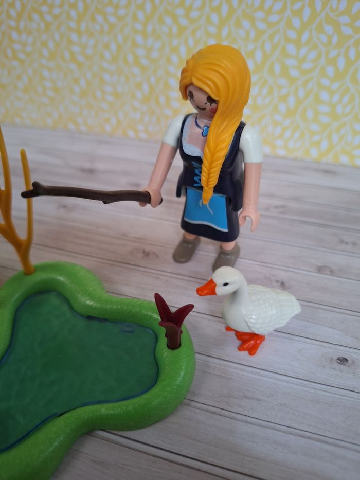 Figurine Playmobil Éleveuse fermière et ses oies - photo numéro 2