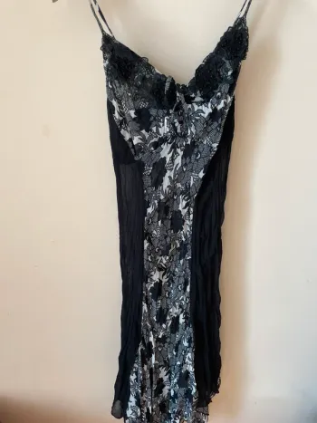 Robe noire et blanche