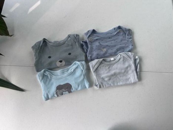 Lot de 4 bodies tex Kiabi taille 12 mois