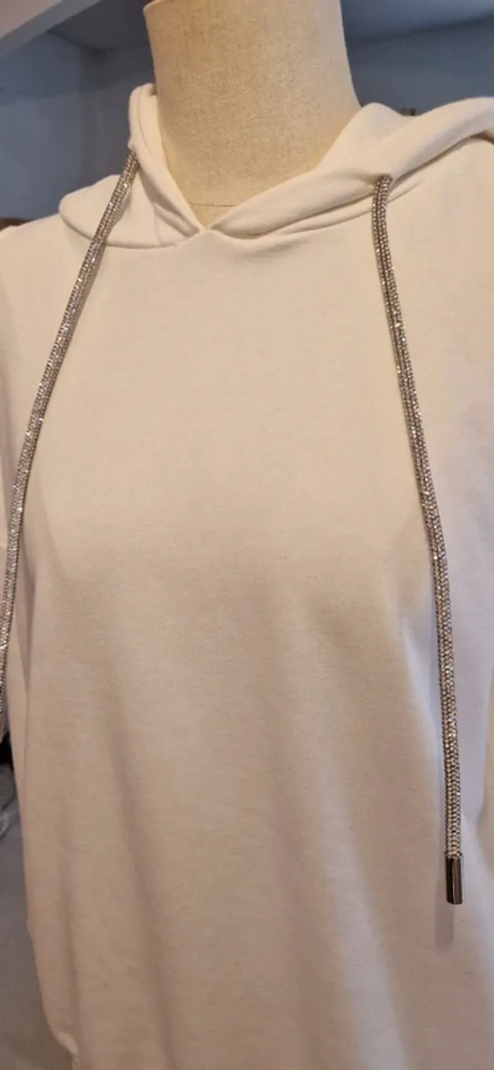 Sweat à capuche Fashion épaules dénudées, strass - photo numéro 15