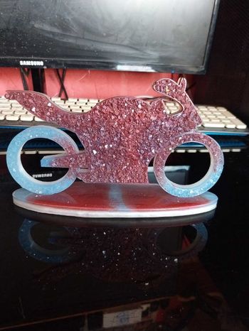 Moto avec sa base en résine 