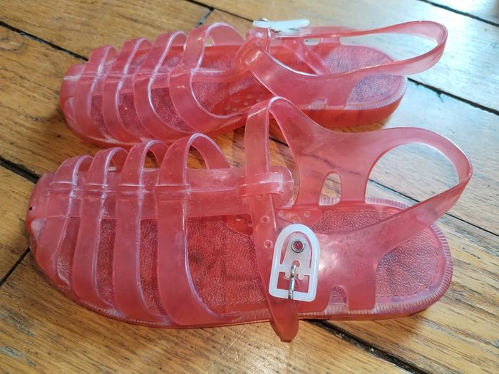 Sandales meduse rouge
Enfants Pointure 30 - photo numéro 2
