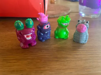4 figurines kinder monstre rigolo