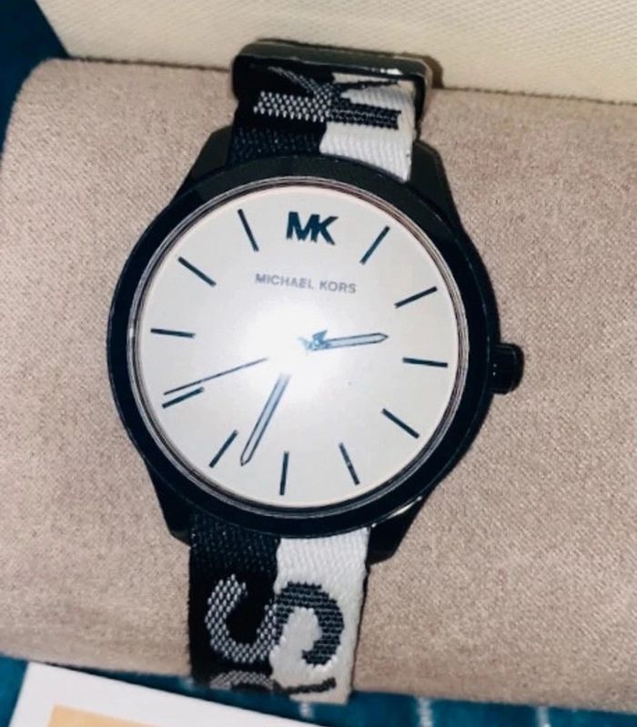 Montre sport Michael Kors noire NEUVE - photo numéro 3