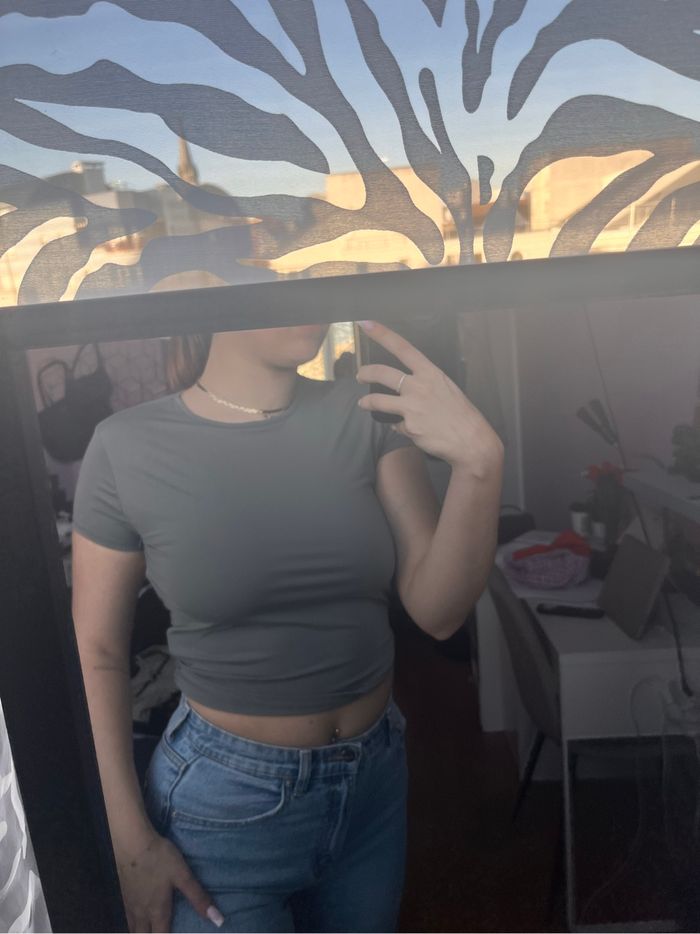 t-shirt gris dos nu bershka - photo numéro 3