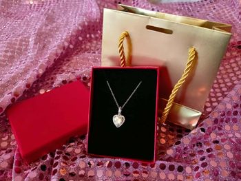 Collier , coeur neuf - avec écrin / sac -prêt à offrir