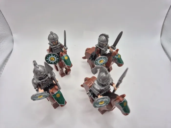Figurines type lego 4 cavaliers guerriers du Rohan seigneur des anneaux / hobbit - photo numéro 5
