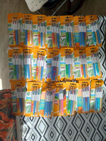 Lot de 62 stylos 4 couleurs de bic 