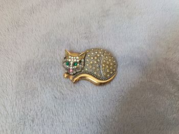Broche Chat Vintage Dorée 6cm – Yeux Émeraude