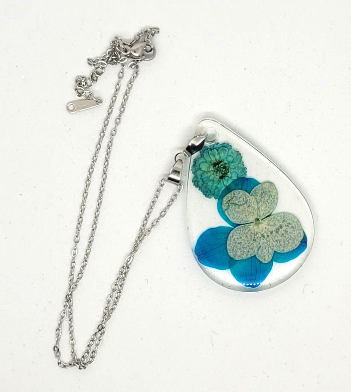 Bijoux création collier fleurs séchées panel de bleu