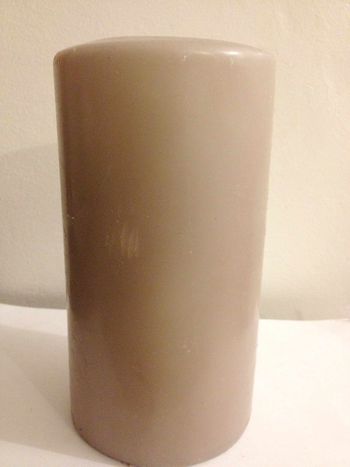 Grosse bougie grise de forme cylindrique pour festivité ou autre