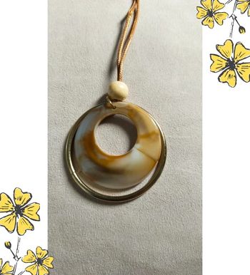 Collier pendentif rond effet marbré miel & anneau doré – Collection Sable & Ébène