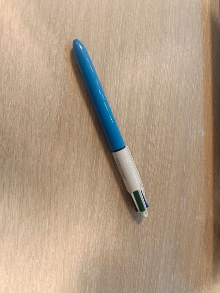 Stylo BIC 4 couleurs neuf