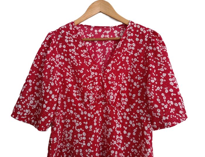 Robe rouge à fleurs blanches. Manches courtes. Taille 40 - photo numéro 2