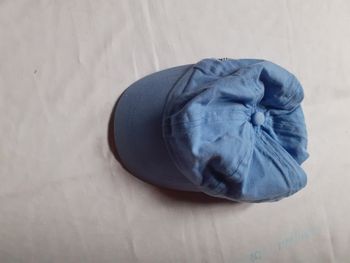 Casquette bleu avec élastique derrière