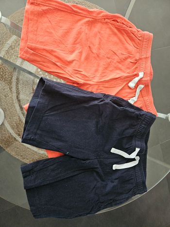 2 shorts en coton  .Taille 8 ans