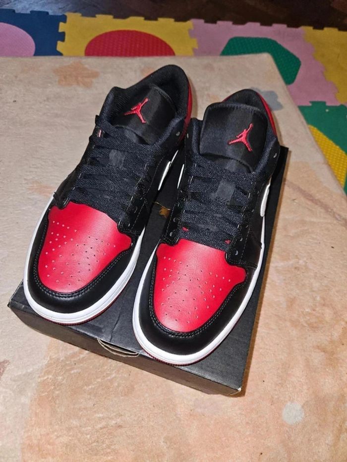 Nike Air Jordan 1 low red White black Taille 43 - photo numéro 4