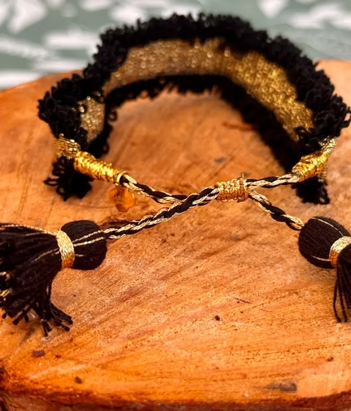 Bracelet manchette fils tissés lins réglable pompons médaille acier de la marque habaha Paris - photo numéro 4