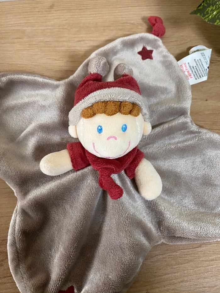 Doudou plat lutin bonhomme taupe marron étoile bordeau grelot kiabi - photo numéro 2