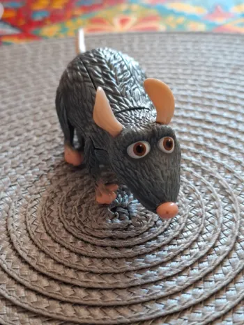 Figurine rat ratatouille remy disneyland Paris disney pixar
