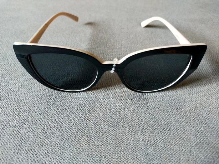 Lunettes de soleil noires et blanches – style œil de chat - photo numéro 3
