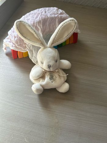 Doudou lapin écru blanc mouchoir lange Perle Kaloo