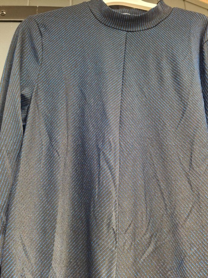T-shirt noir col haut avec brillant bleu - photo numéro 4