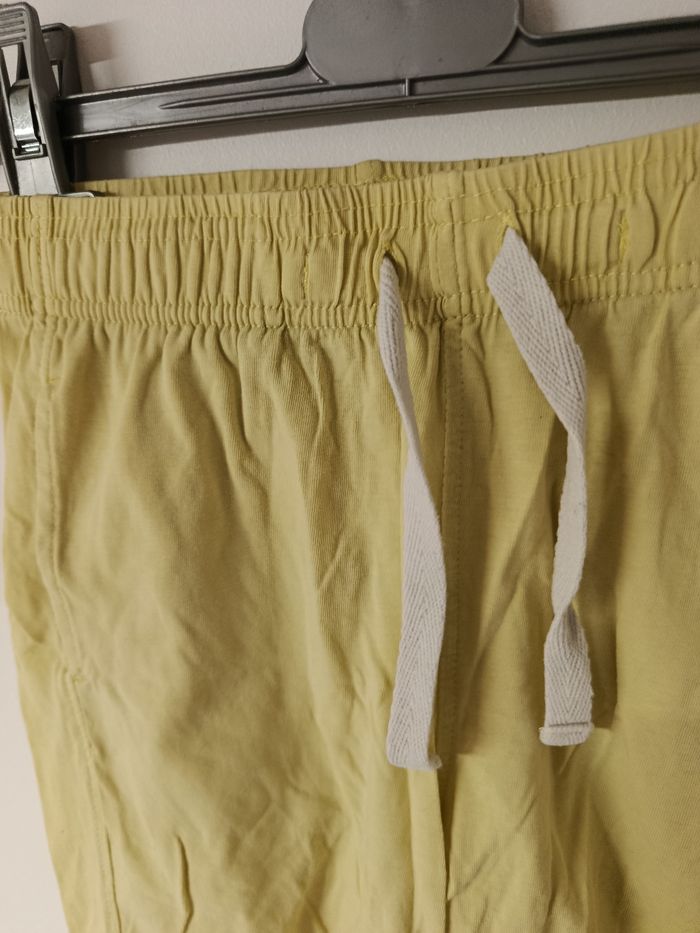 Short jaune - photo numéro 3