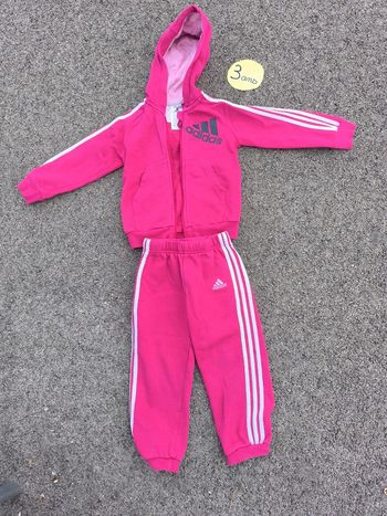 Ensemble jogging Adidas taille 3 ans en très bon état