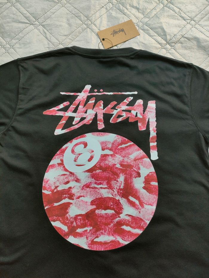 T-shirt Stüssy 8 ball lips kiss 😘 taille M, noir logo rouge  NEUF ✅ - photo numéro 10
