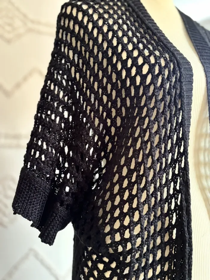 Gilet long noir en maille ajourée – effet filet chic – manches courtes – taille unique - photo numéro 2