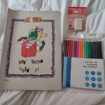 Lot gomme cahier crayon couleur