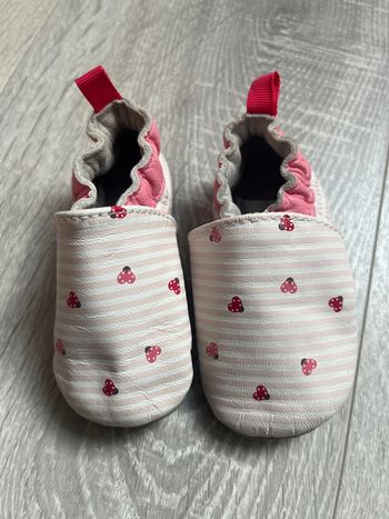 Lot 2 paires chaussons  bébé fille 6-12 mois