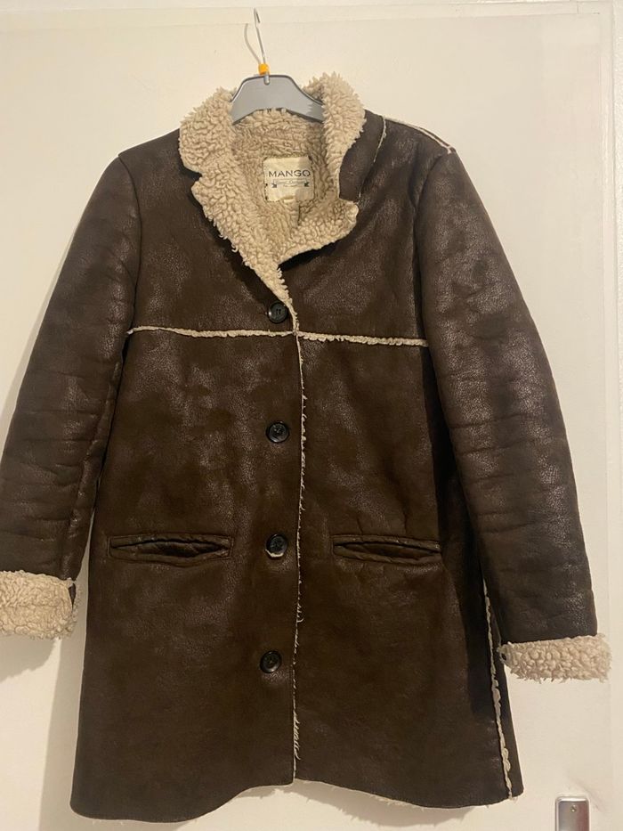 Manteau aviateur long marron doublé en fausse fourrure Mango