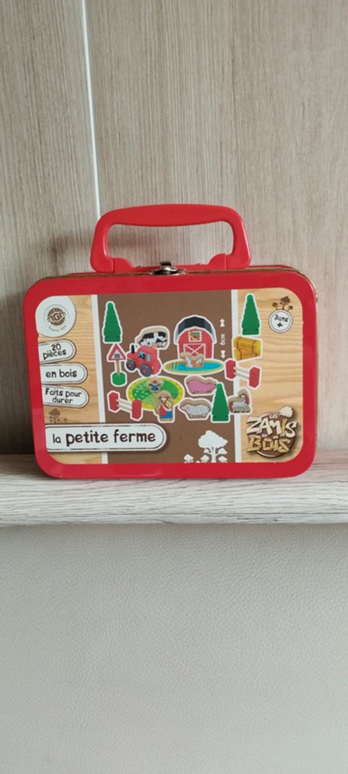 Valisette la petite ferme en bois.