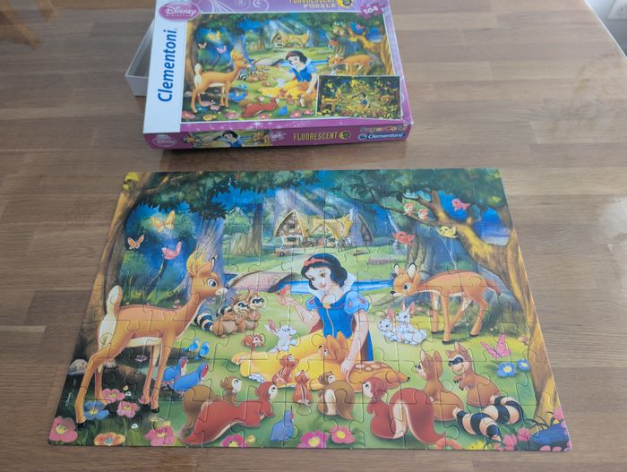 Puzzle Fluorescent Blanche neige grand format complet 104 pièces Clementoni