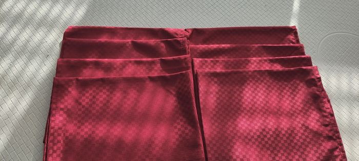 Nappe rouge et serviettes - photo numéro 3