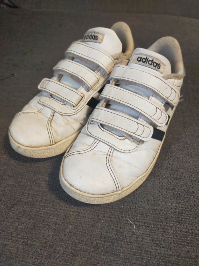 Baskets basses blanche a velcros T 32 adidas - photo numéro 1