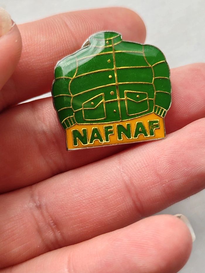 Lot de 4 pin's Naf naf vintage - photo numéro 5