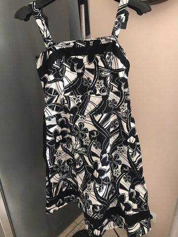 Robe à bretelles noire avec fleurs